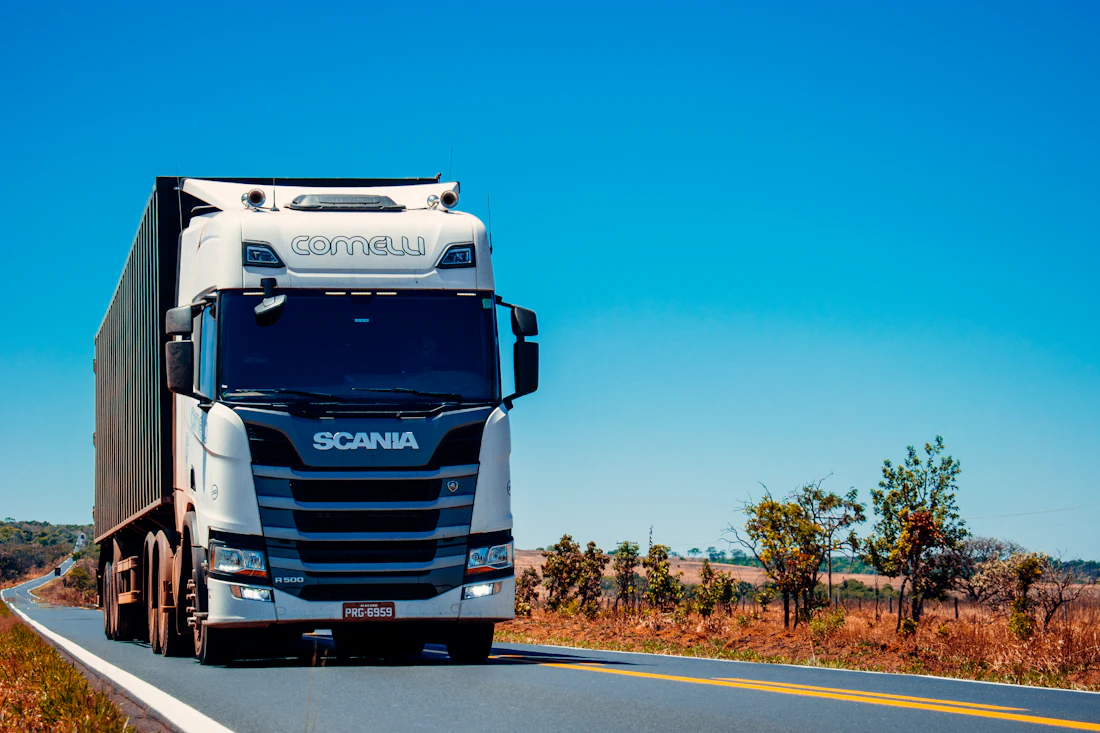 Caminhão com carga fechada na rodovia